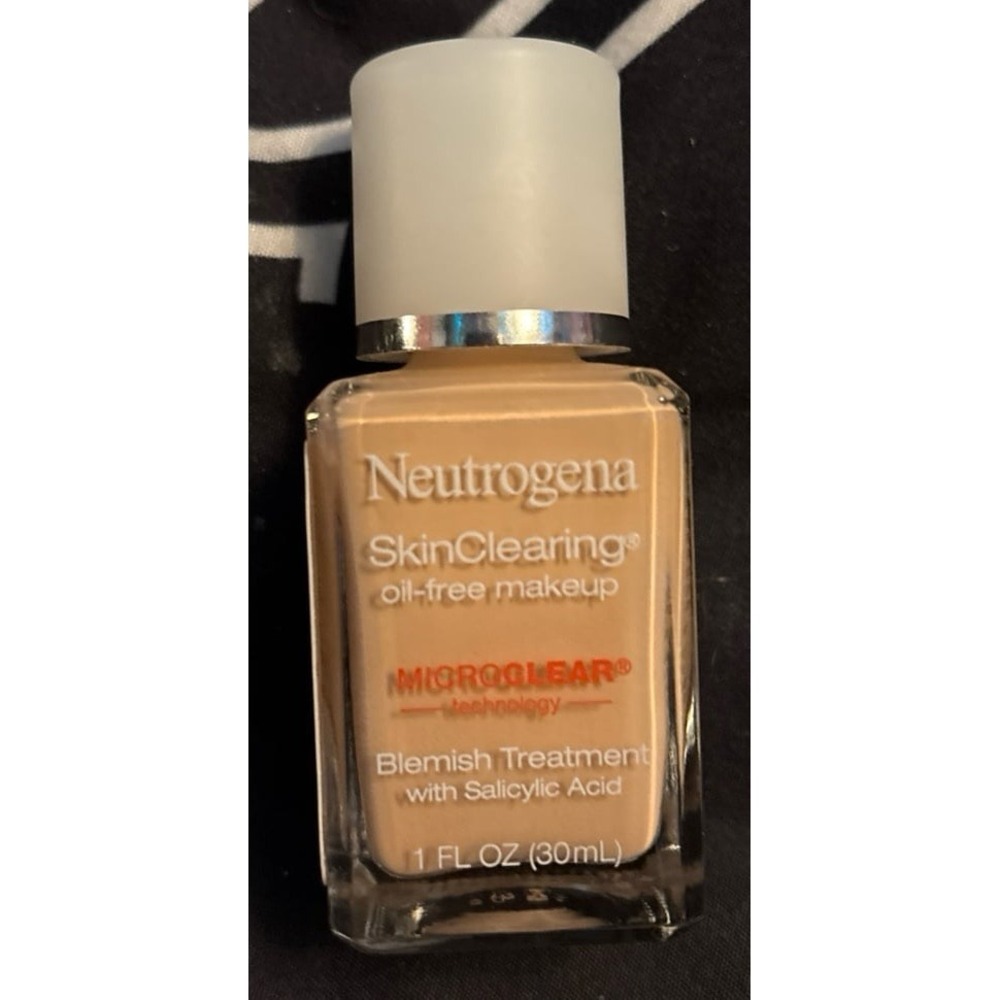 NEW Neutrogena SkinClearing Oil Free Makeup‎ w/ Microclear Tech, Classic Ivory